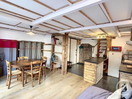 une cuisine et une salle à manger avec une table et des chaises dans l'établissement Duplex Argentière, 50m2, 6 pers, idéalement placé, à Chamonix-Mont-Blanc