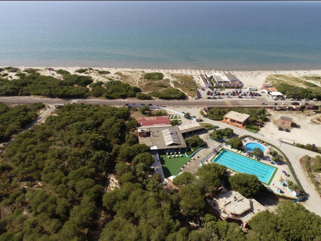 een luchtzicht op een resort met een zwembad en het strand bij Arboriamar in Sorso