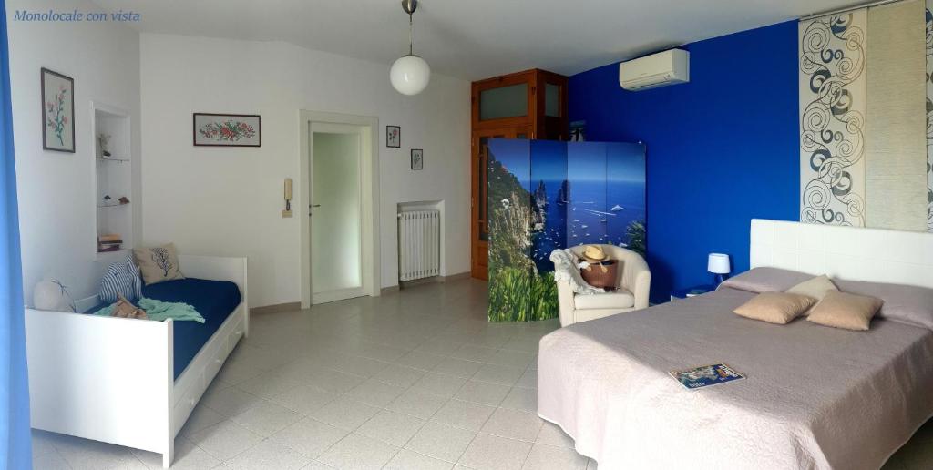 een slaapkamer met een bed en een blauwe muur bij Casa Athena in Sorrento