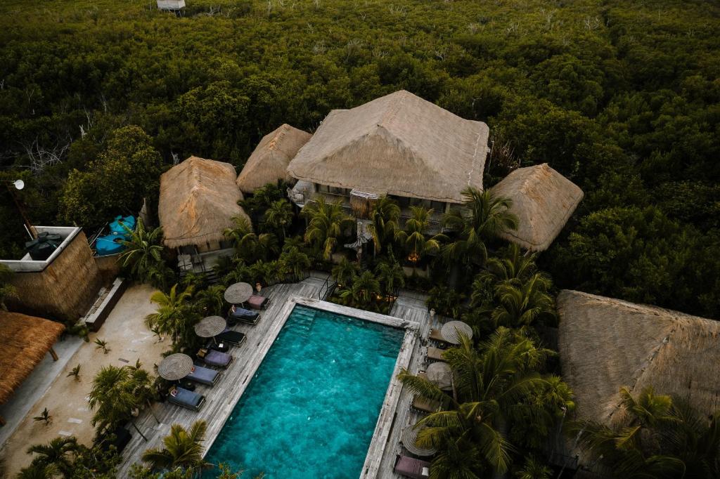 圖盧姆的住宿－Radhoo Tulum，享有带游泳池的度假村的空中景致