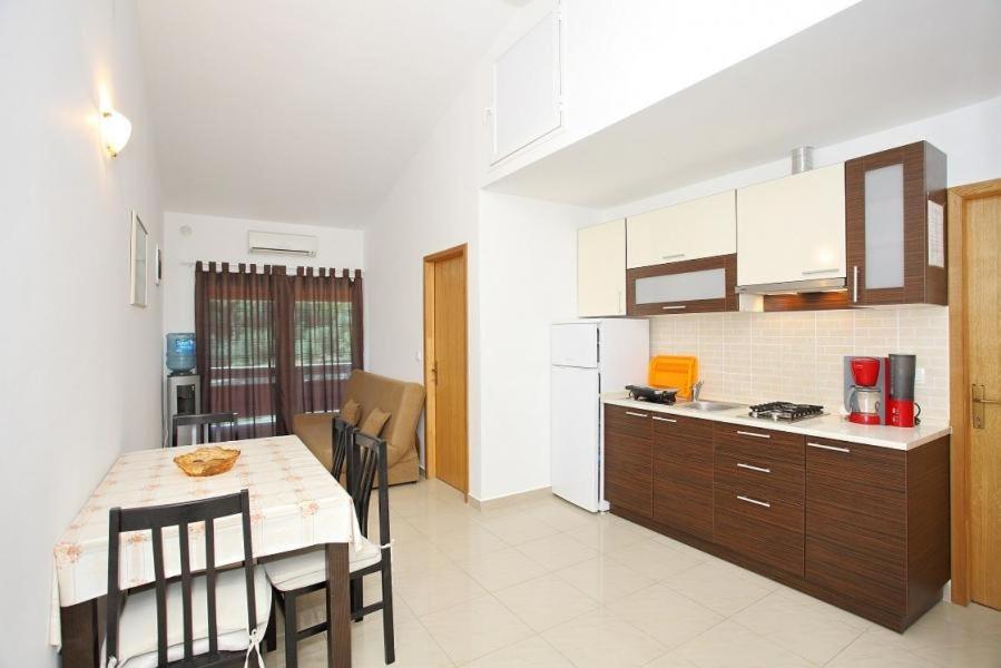 Η κουζίνα ή μικρή κουζίνα στο Apartment in Vir with sea view, balcony, air conditioning, Wi-Fi (4595-3)