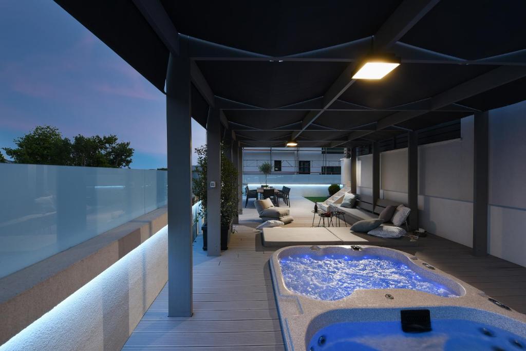 uma banheira de hidromassagem no telhado de uma casa em FUX Luxury Apartment Zadar Yachting em Zadar
