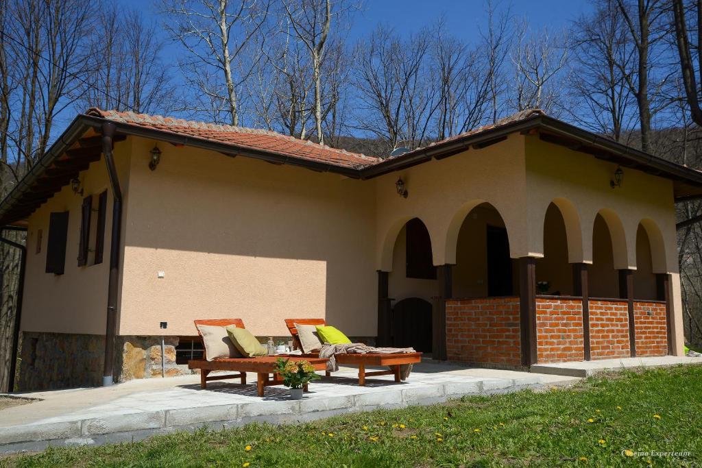 dom z dwoma ławkami przed nim w obiekcie Lek za dušu w mieście Despotovac