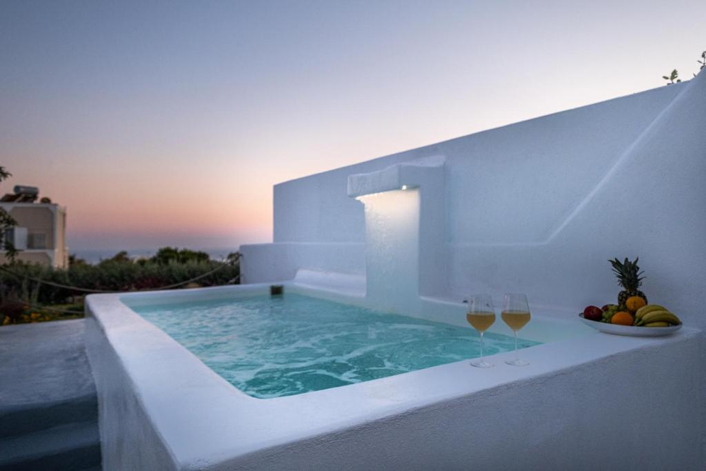 Bazén v ubytování Majestic Sky Luxury Suites nebo v jeho okolí