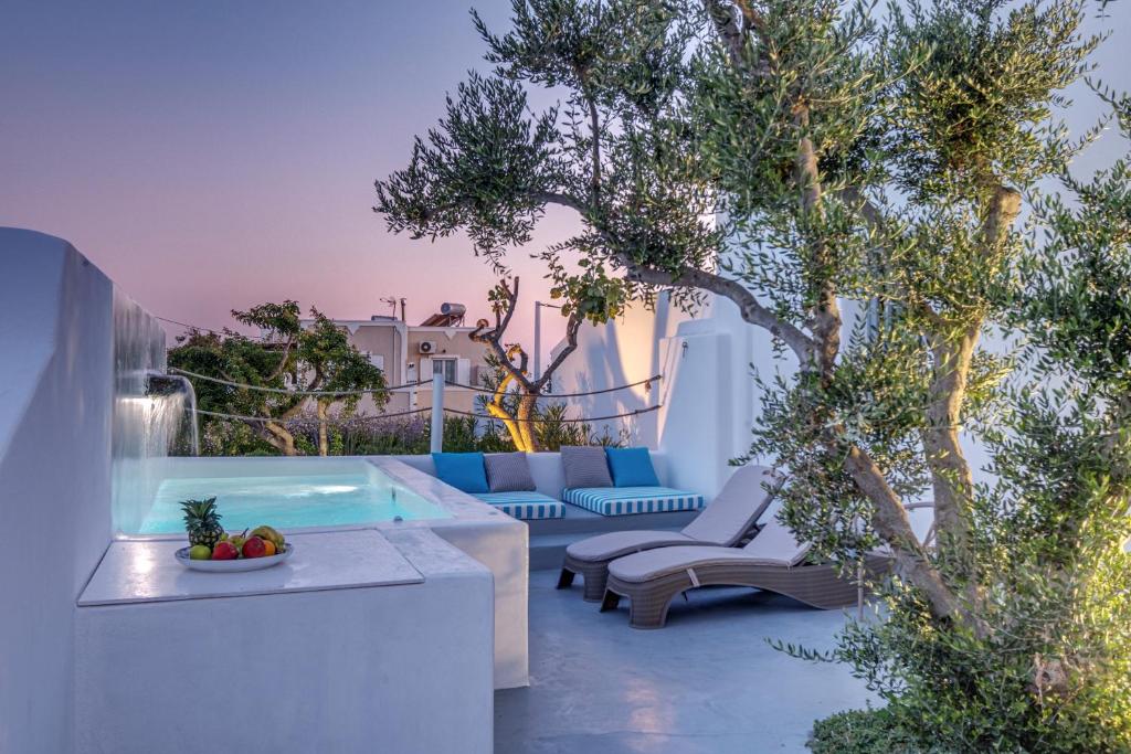 Bazén v ubytování Majestic Sky Luxury Suites nebo v jeho okolí