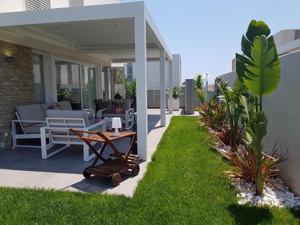 阿爾考斯布里的住宿－Preciosa casa en Alcossebre，草坪上带桌子的庭院