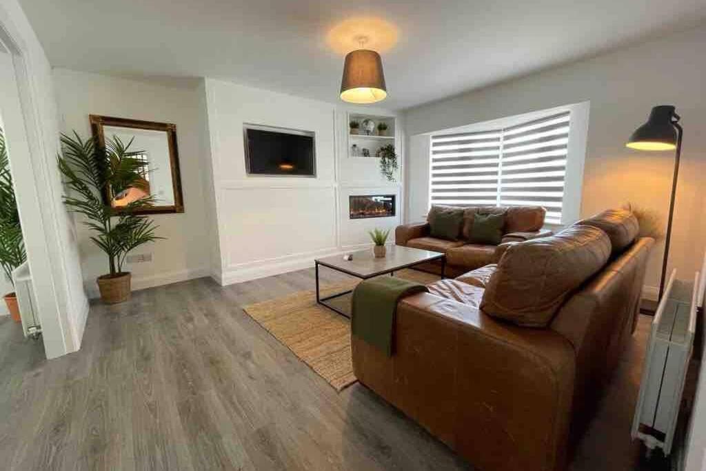 sala de estar con sofá y mesa en The Mid Kerry Escape en Milltown