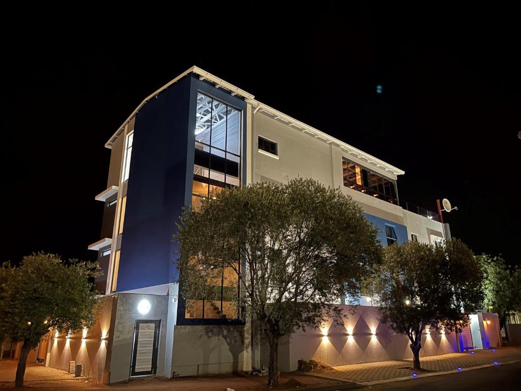 un gran edificio con luces encendidas por la noche en Nare Boutique Hotel en Kimberley