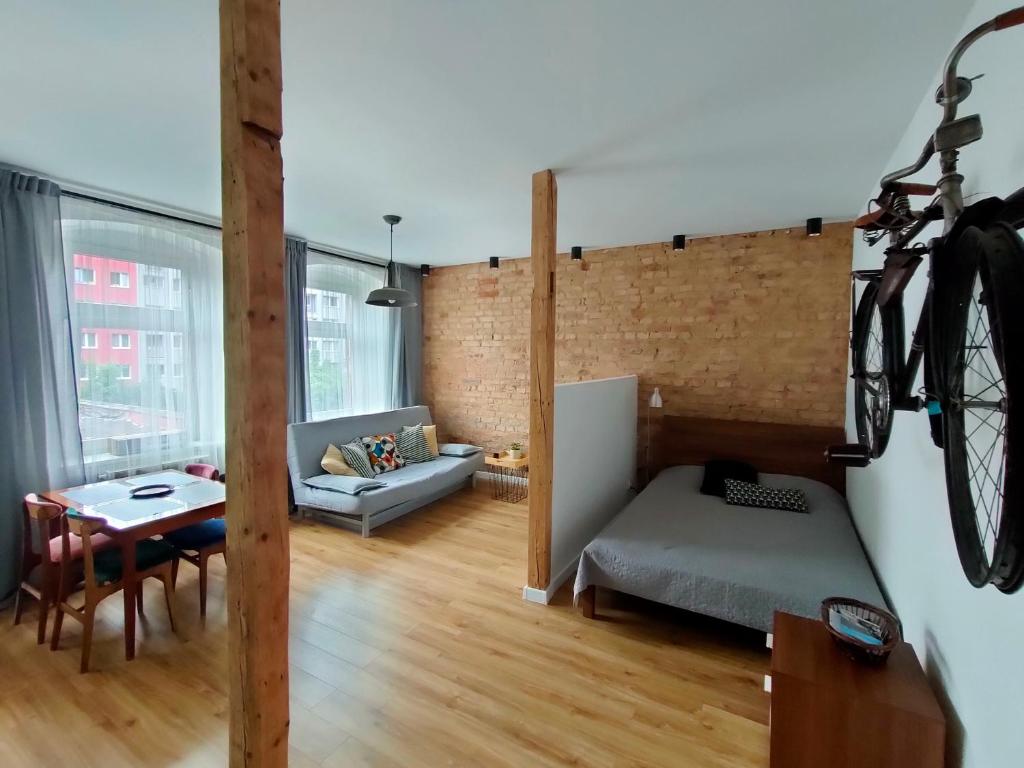 una sala de estar con una bicicleta colgada en la pared en Apartament Sienkiewicza, en Głuszyca