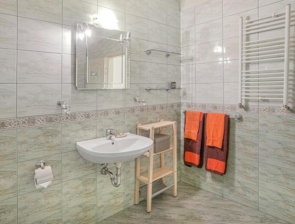 ein Bad mit einem Waschbecken und einem Spiegel in der Unterkunft Big 2-Bedroom Apt - Each Stay Triggers Donation to Non-Profit Organisation in Sofia