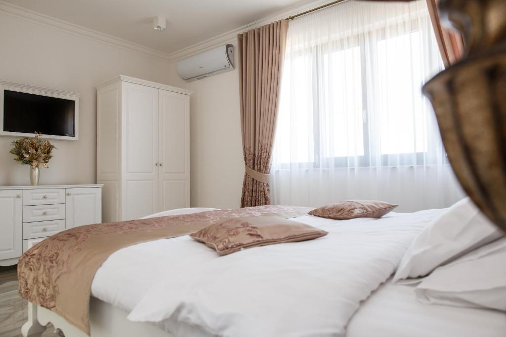 Postel nebo postele na pokoji v ubytování Pensiunea Carpe Diem Spa