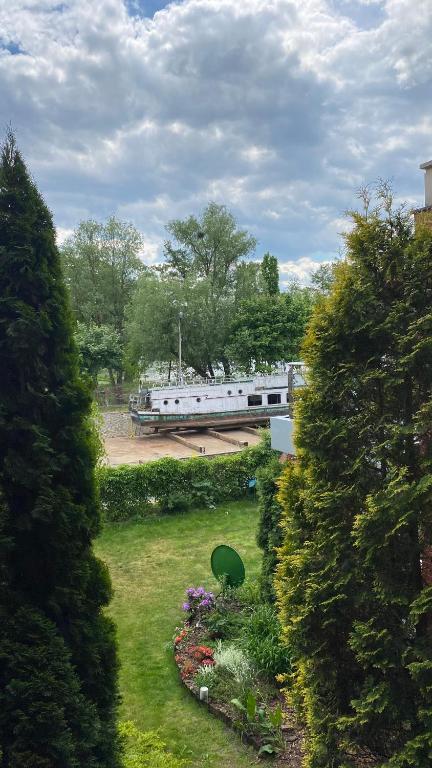 Vonkajšia záhrada v ubytovaní Apartament nad jeziorem Drwęckim z dużym tarasem