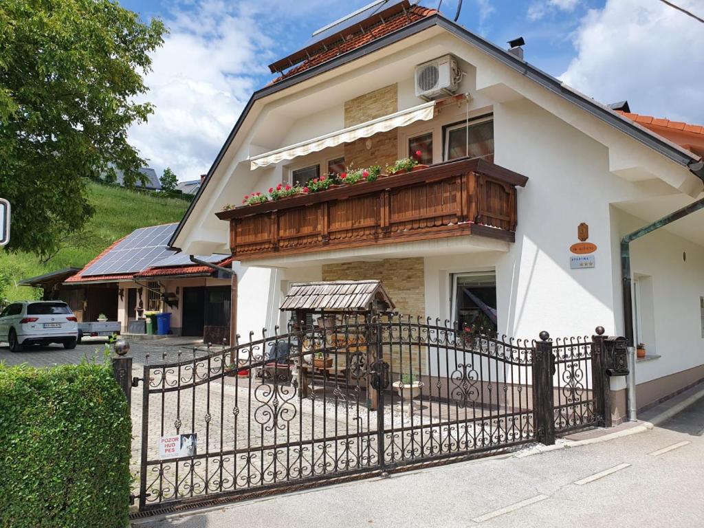 ein Haus mit einem Balkon mit Blumen darauf in der Unterkunft APARTMA SVETINA in Bled