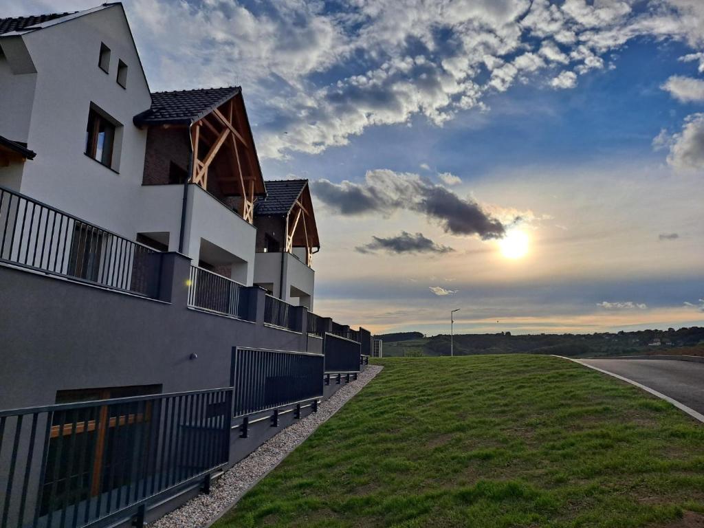 un edificio sul lato di una strada di Wellness Apartmány Panorama a Luhačovice