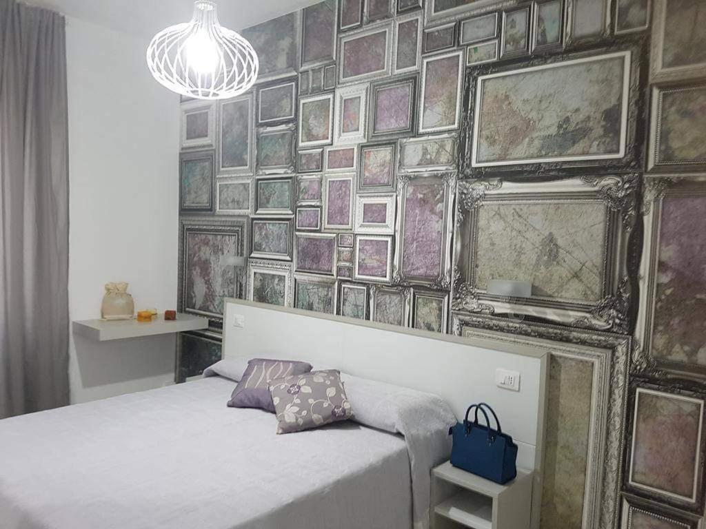 サレルノにあるB&B Le due costiereの絵画が描かれた壁のベッドルーム