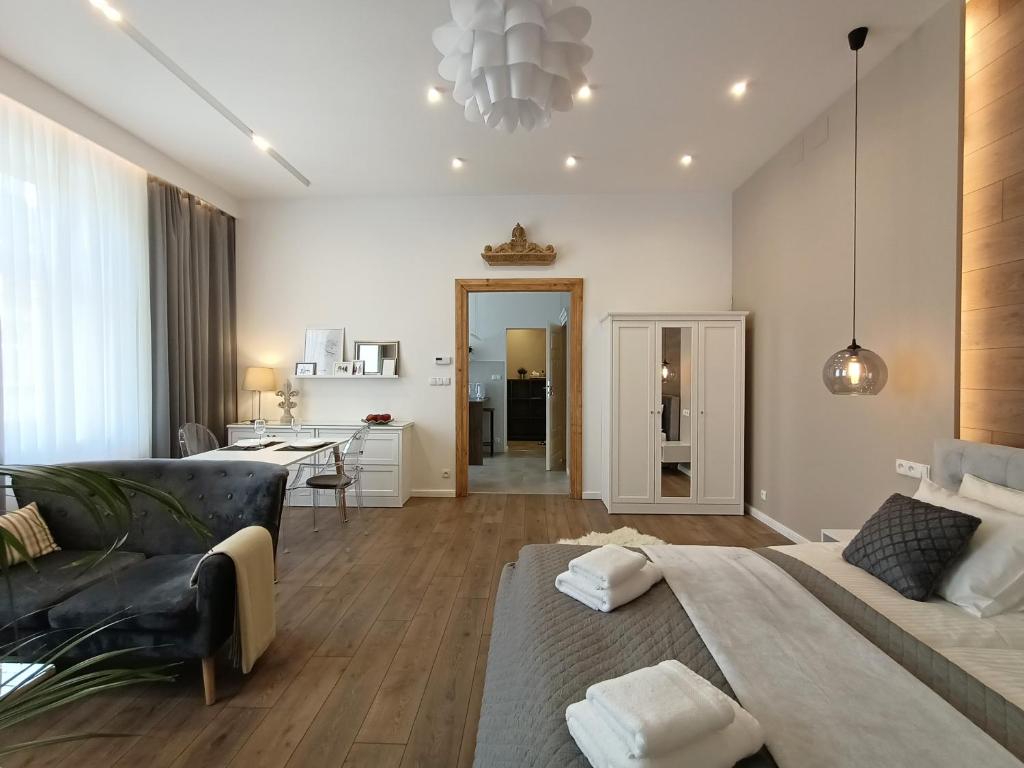 sala de estar con cama grande y sofá en MyFive Apartments Kraków, en Cracovia