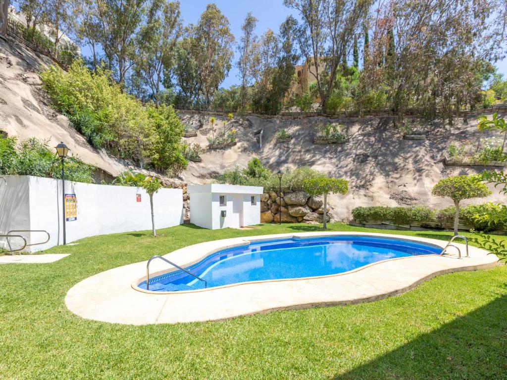 - une piscine dans la cour d'une maison dans l'établissement Regal Holiday Home in Costa Almeria with Swimming Pool, à Mojácar