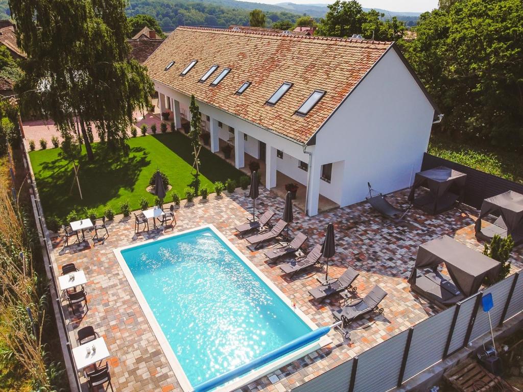 una vista aérea de una casa con piscina en Palkonyha Panzió Speiz, en Palkonya