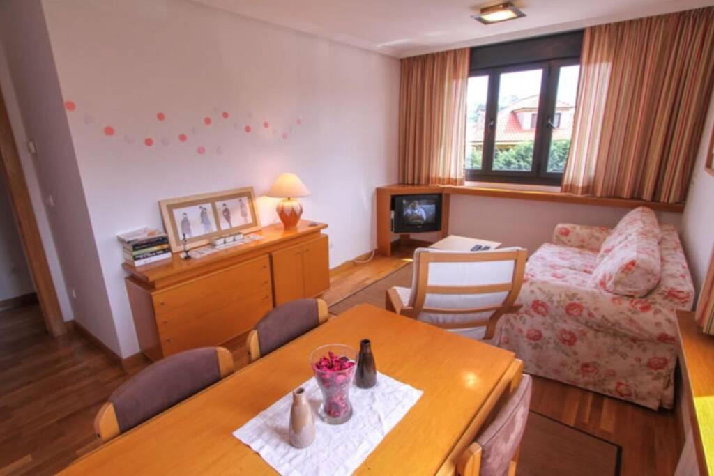 里瓦德塞利亞的住宿－apartamento en ribadesella alta turismo VUT 265AS，客厅配有桌子和沙发