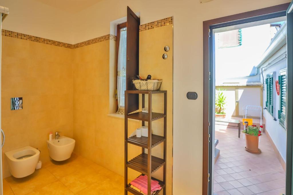 łazienka z toaletą i pisuarem w obiekcie Casa Vilù w mieście Vietri sul Mare