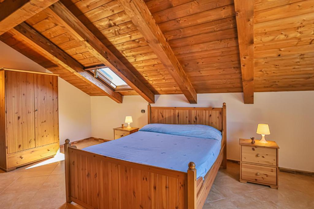 sypialnia z drewnianym łóżkiem i drewnianym sufitem w obiekcie Casa Vilù w mieście Vietri sul Mare