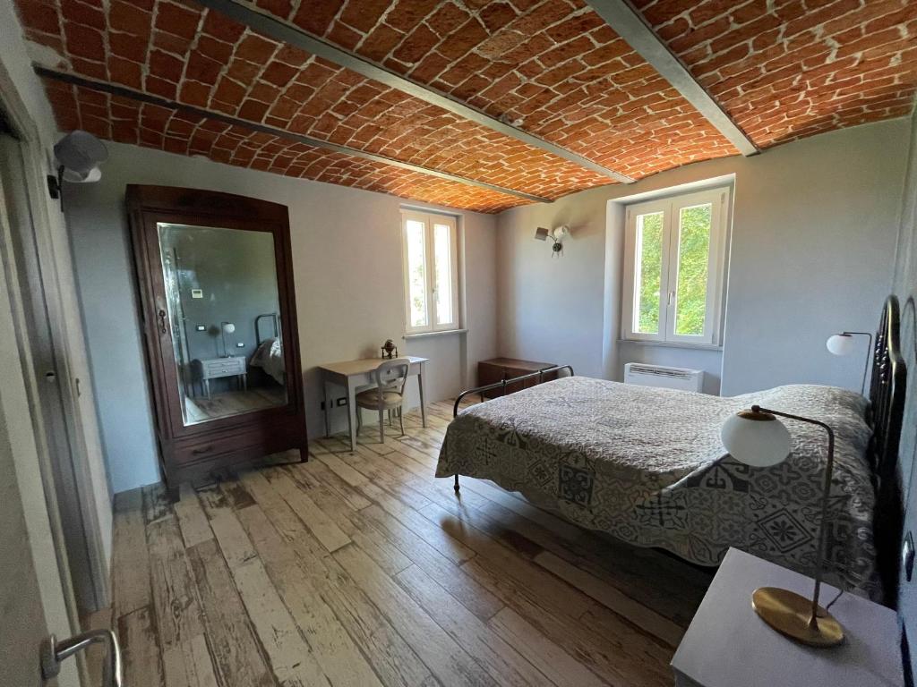 um quarto com uma cama e um tecto em tijolo em Noi Due - Bed & Breakfast nel Monferrato em Quargnento