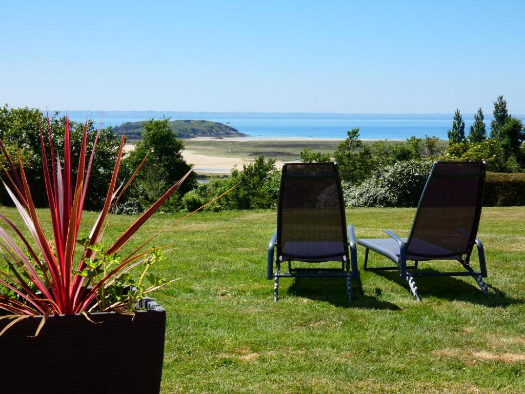 deux chaises assises dans l'herbe près de l'océan dans l'établissement La Douce Escapade - Crozon, à Crozon