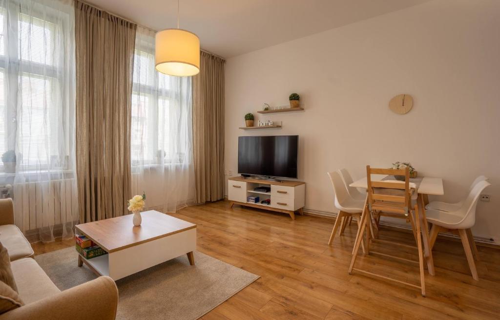 TV a/nebo společenská místnost v ubytování FAMILY Apartment OSTRAVA