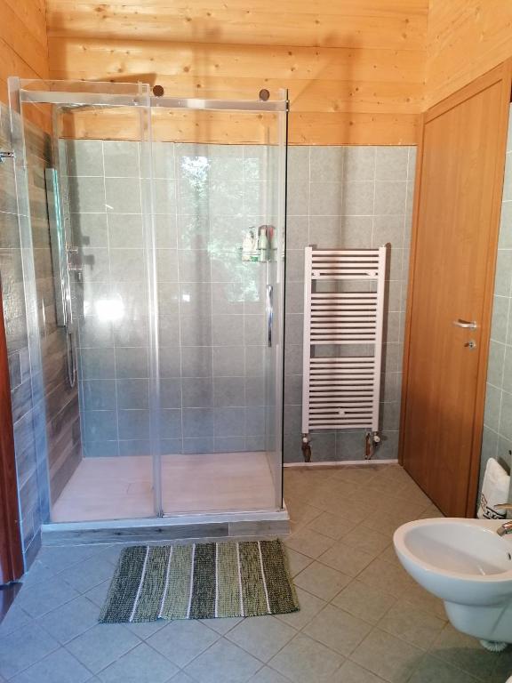 Koupelna v ubytování Agriturismo bio Apipoli