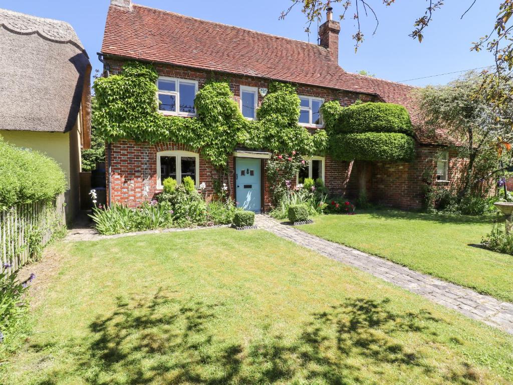 a brick house with a yard in front of it at Bakehouse Farm in Princes Risborough