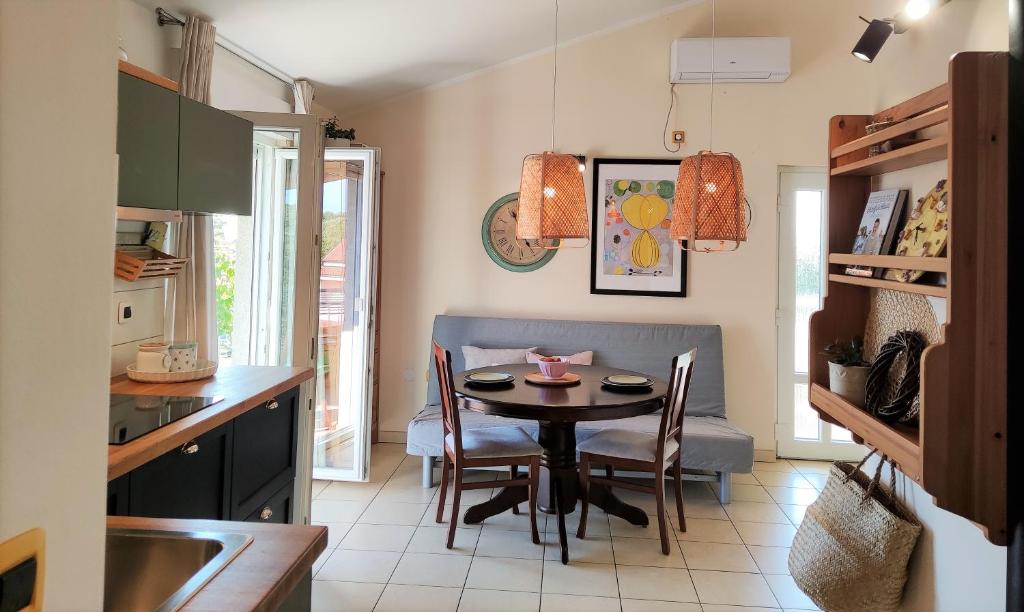 a kitchen and dining room with a table and chairs at Apartment for Two 200m from the Beach in Pula