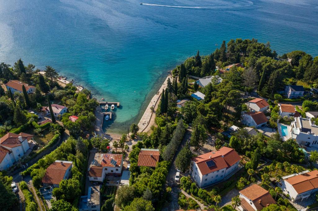 una vista aerea di un villaggio vicino all'oceano di Apartment Nada 1 a Malinska