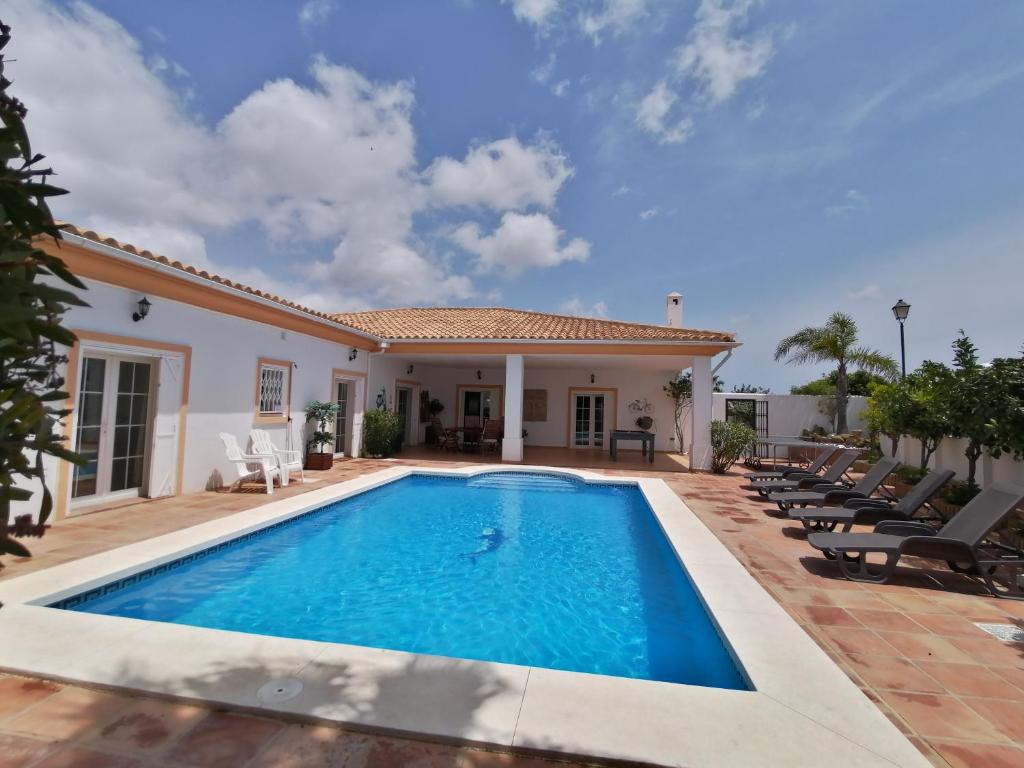 - une piscine en face d'une villa dans l'établissement Villa Grande - Cala Golf, à Mijas