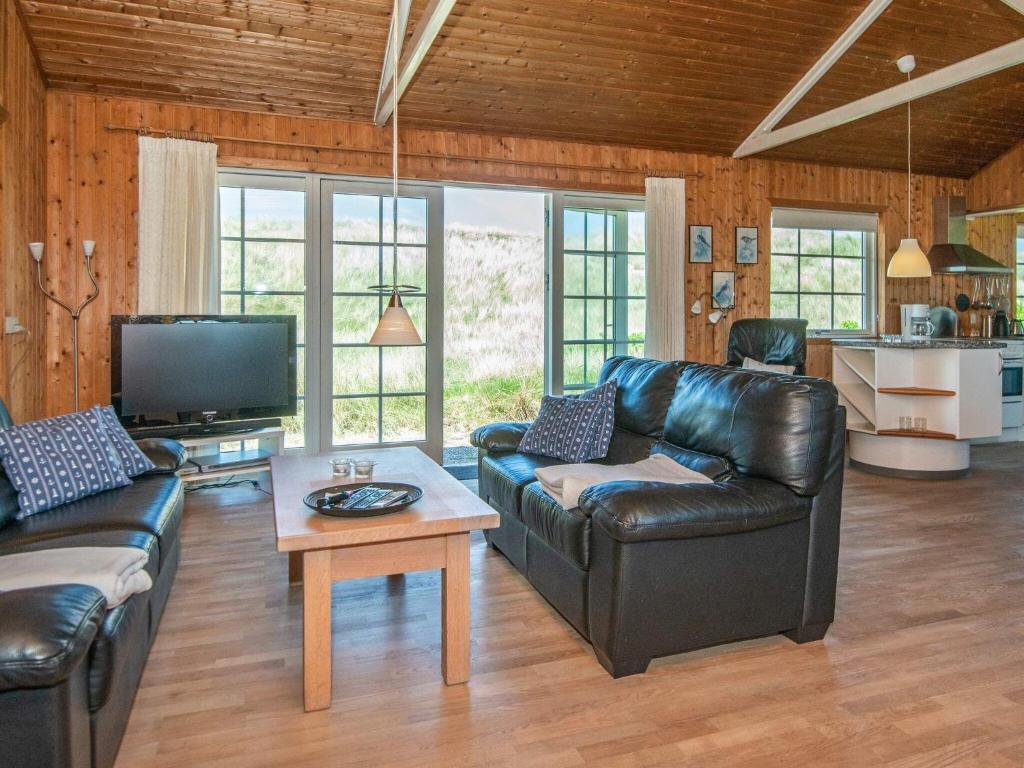 TV a/nebo společenská místnost v ubytování 12 person holiday home in Harboøre-By Traum