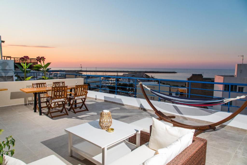 balcone con vista sull'oceano di Areti Seaview Residence a Rethymno