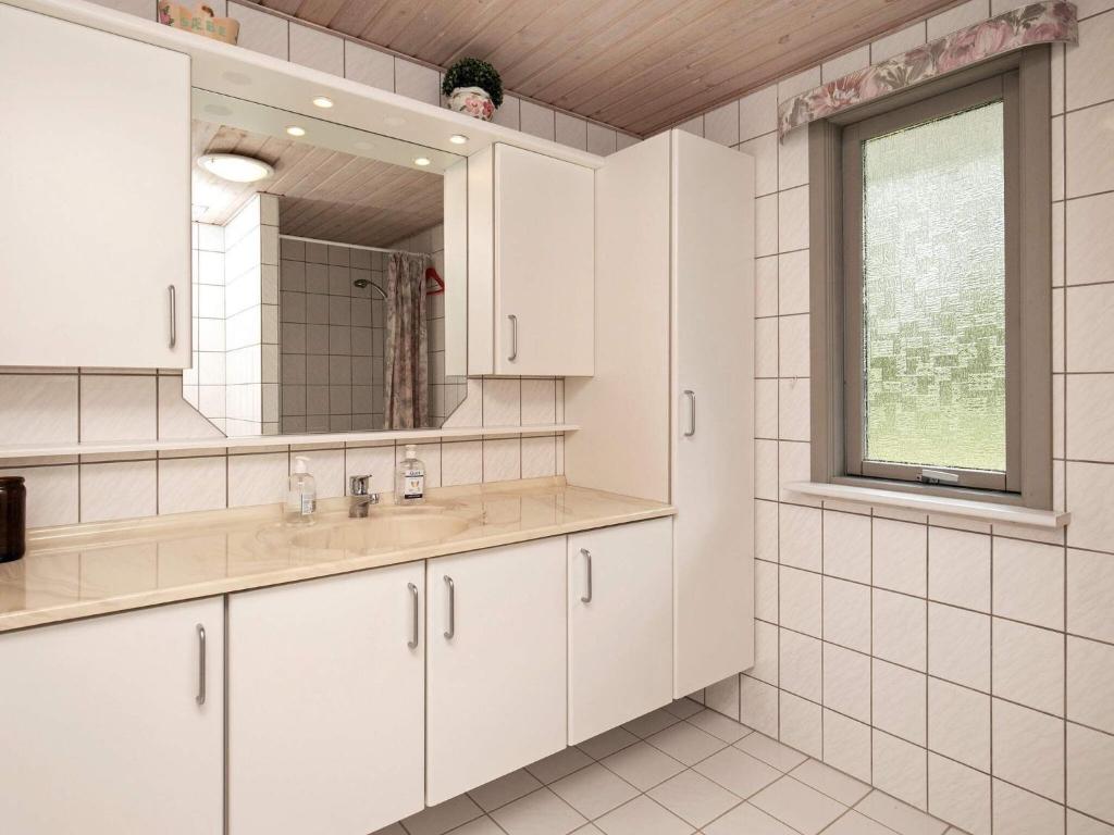Kuchyň nebo kuchyňský kout v ubytování 8 person holiday home in Læsø-By Traum