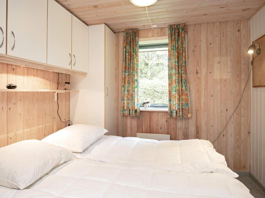 Postel nebo postele na pokoji v ubytování 8 person holiday home in Læsø-By Traum