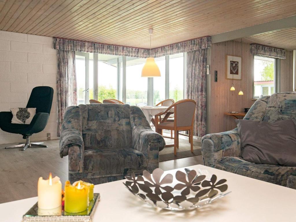 Posezení v ubytování 8 person holiday home in Læsø-By Traum