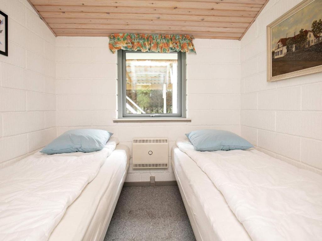Postel nebo postele na pokoji v ubytování 8 person holiday home in Læsø-By Traum