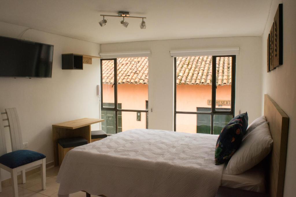 Postel nebo postele na pokoji v ubytování Azalea Hotel