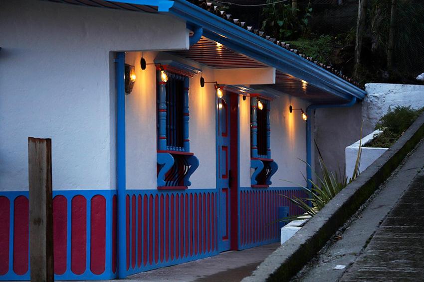 ein Gebäude mit blauen und roten Türen und Lichtern in der Unterkunft Casa Adelina in Salento