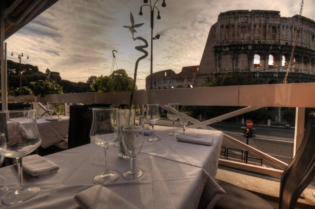 Um restaurante ou outro lugar para comer em Royal House
