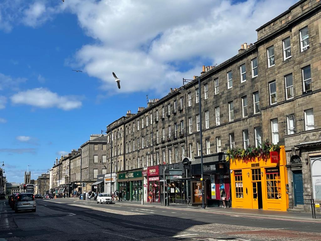 Gallery image of Lothian Center Apartment in Edinburgh