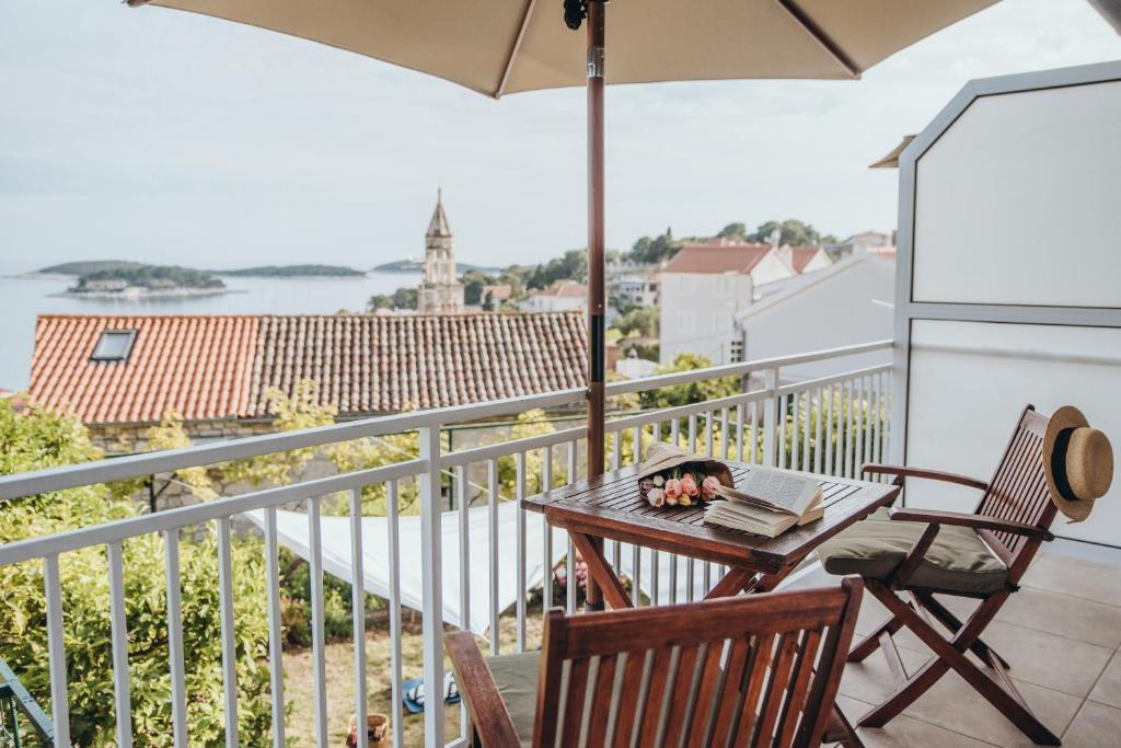 Balkón nebo terasa v ubytování Anatota Hvar