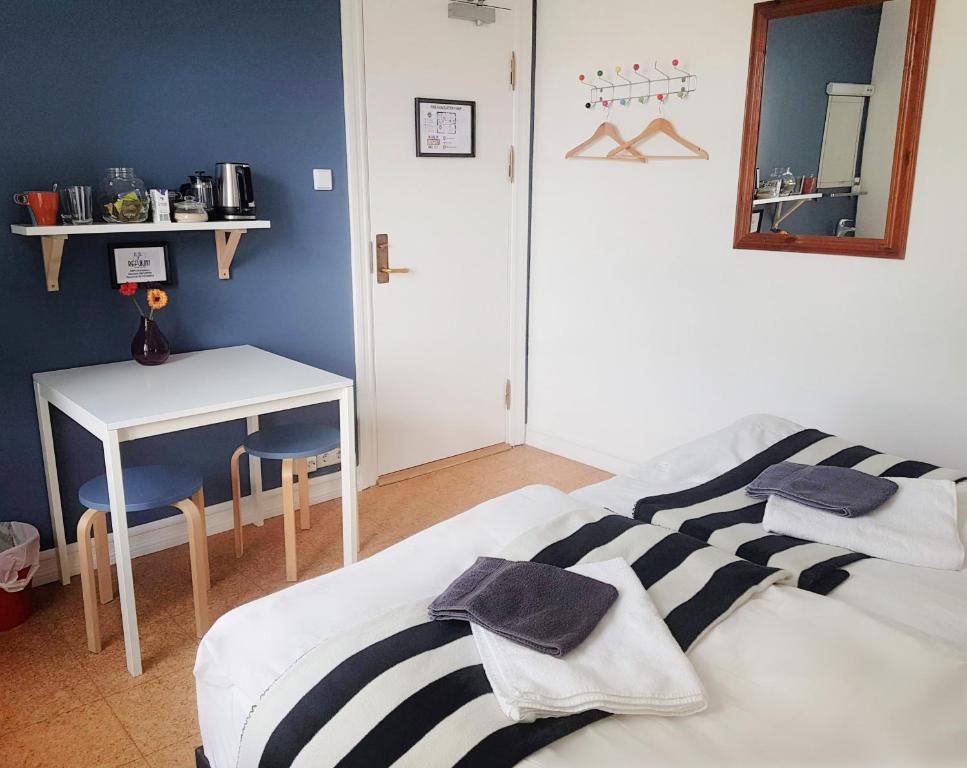 Postel nebo postele na pokoji v ubytování Refurinn Reykjavik Guesthouse