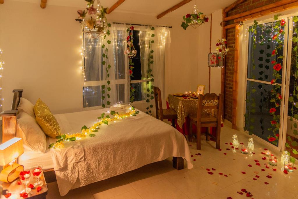 een slaapkamer met een bed met kerstverlichting bij Dedalos Fly House in Palmira