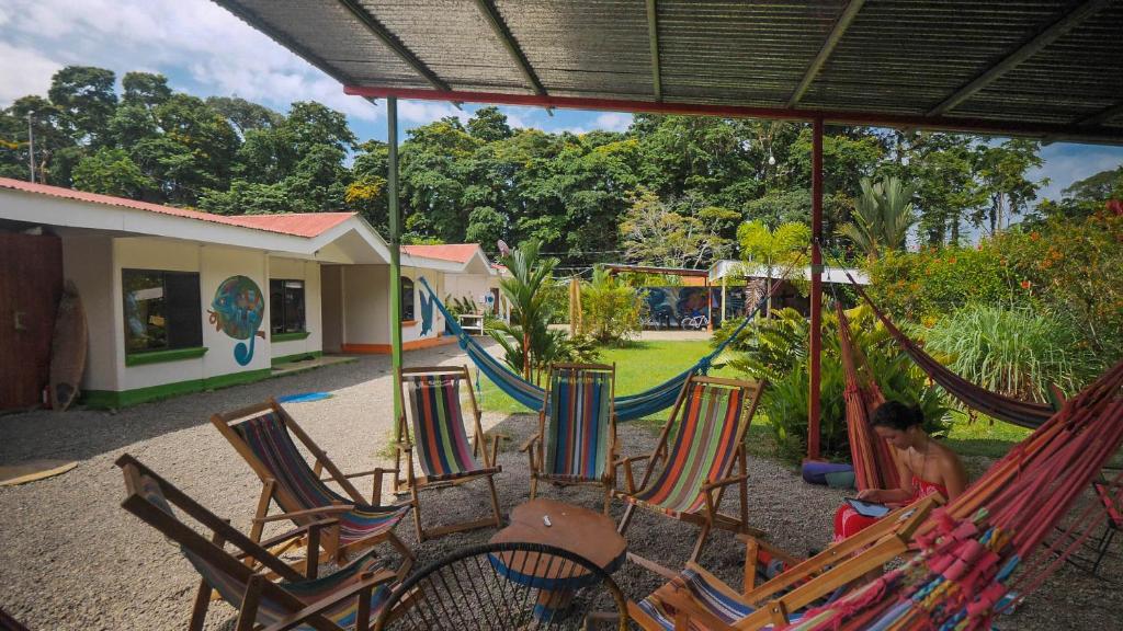 una persona seduta su sedie a dondolo in un parco giochi di Kalunay Hostel a Puerto Viejo