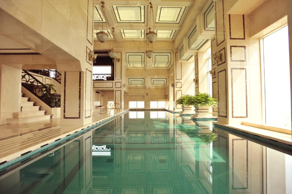 basen w budynku z zielonymi podłogami w obiekcie Eldora Hotel w mieście Hue