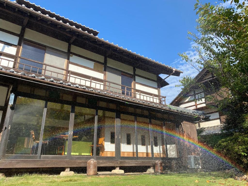 un arco iris en el lateral de un edificio en MEKIKI古民家, en Yamanashi