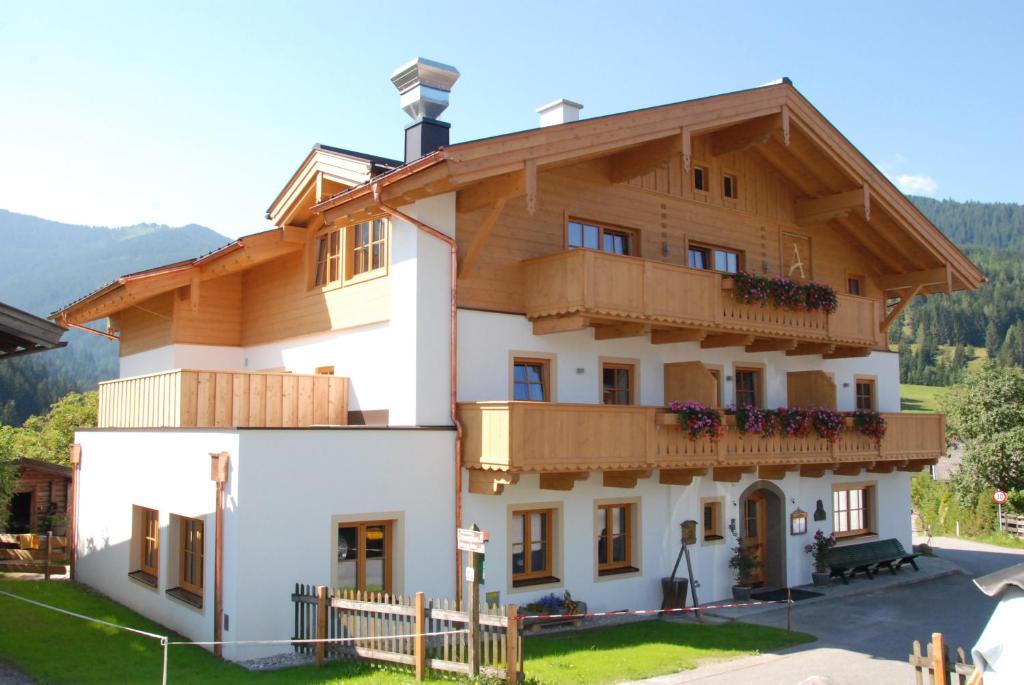 Nespecifikovaný výhled na hory nebo výhled na hory při pohledu z hotelu